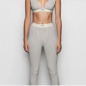 Skims soft lounge leggings in Talc. Worn once!